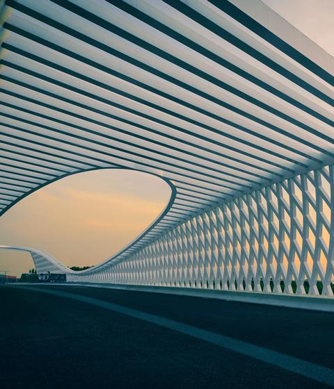 Pont moderne au coucher du soleil