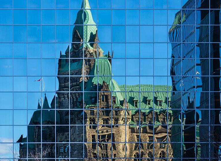 Parlement Canadien à Ottawa (réflexion sur un bâtiment de verre moderne)