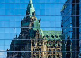 Parlement Canadien à Ottawa (réflexion sur un bâtiment de verre moderne)
